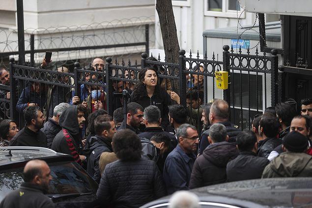 hdp partimizin onunde hareket yapan siyah celenk birakan polislerdi 10 lHZyac3Z