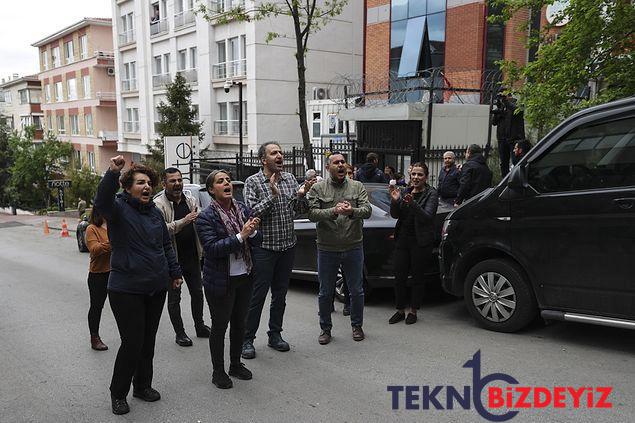 hdp partimizin onunde hareket yapan siyah celenk birakan polislerdi 11 ynqnhWUY