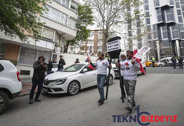 hdp partimizin onunde hareket yapan siyah celenk birakan polislerdi 2