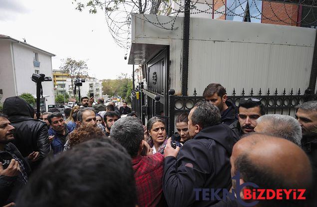 hdp partimizin onunde hareket yapan siyah celenk birakan polislerdi 7 IFI1VmYJ