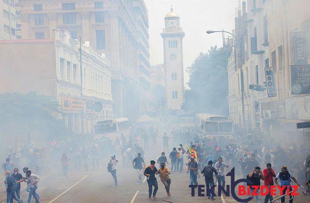 baskanlik sarayi basildi basbakanin konutu atese verildi sri lankadan isyan fotograflari 1 vHwAe2jG