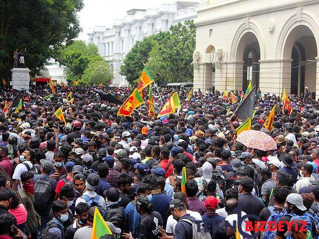 baskanlik sarayi basildi basbakanin konutu atese verildi sri lankadan isyan fotograflari 21 lXGFnjTL