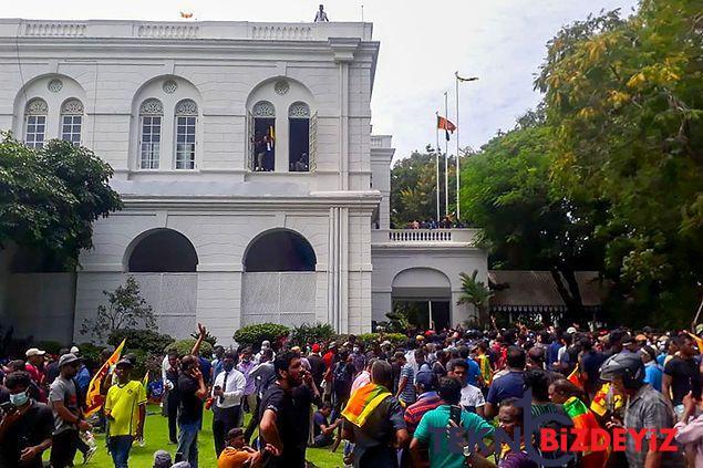 baskanlik sarayi basildi basbakanin konutu atese verildi sri lankadan isyan fotograflari 22