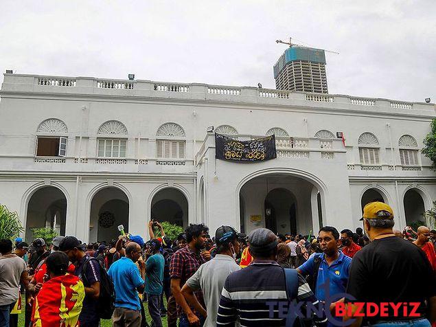 baskanlik sarayi basildi basbakanin konutu atese verildi sri lankadan isyan fotograflari 26 7HIUmTgv