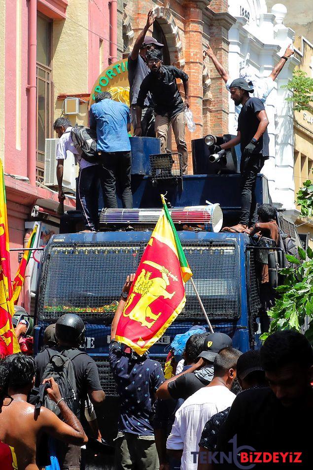 baskanlik sarayi basildi basbakanin konutu atese verildi sri lankadan isyan fotograflari 5 6emfL1g2