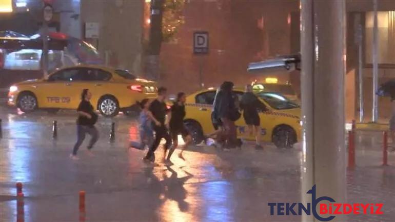 turkiye sele teslim istanbulda bir gecede 7 binden fazla simsek cakti lYrbG43L