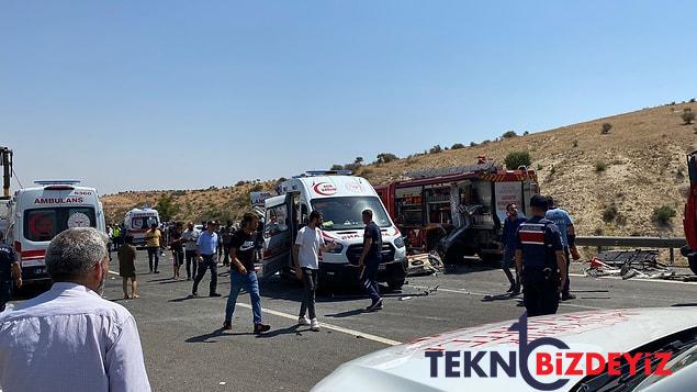 otobus itfaiye ambulans ve canli yayin aracina carpti 15 meyyit 22 yarali 0