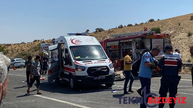 otobus itfaiye ambulans ve canli yayin aracina carpti 15 meyyit 22 yarali 1 rb79h88f