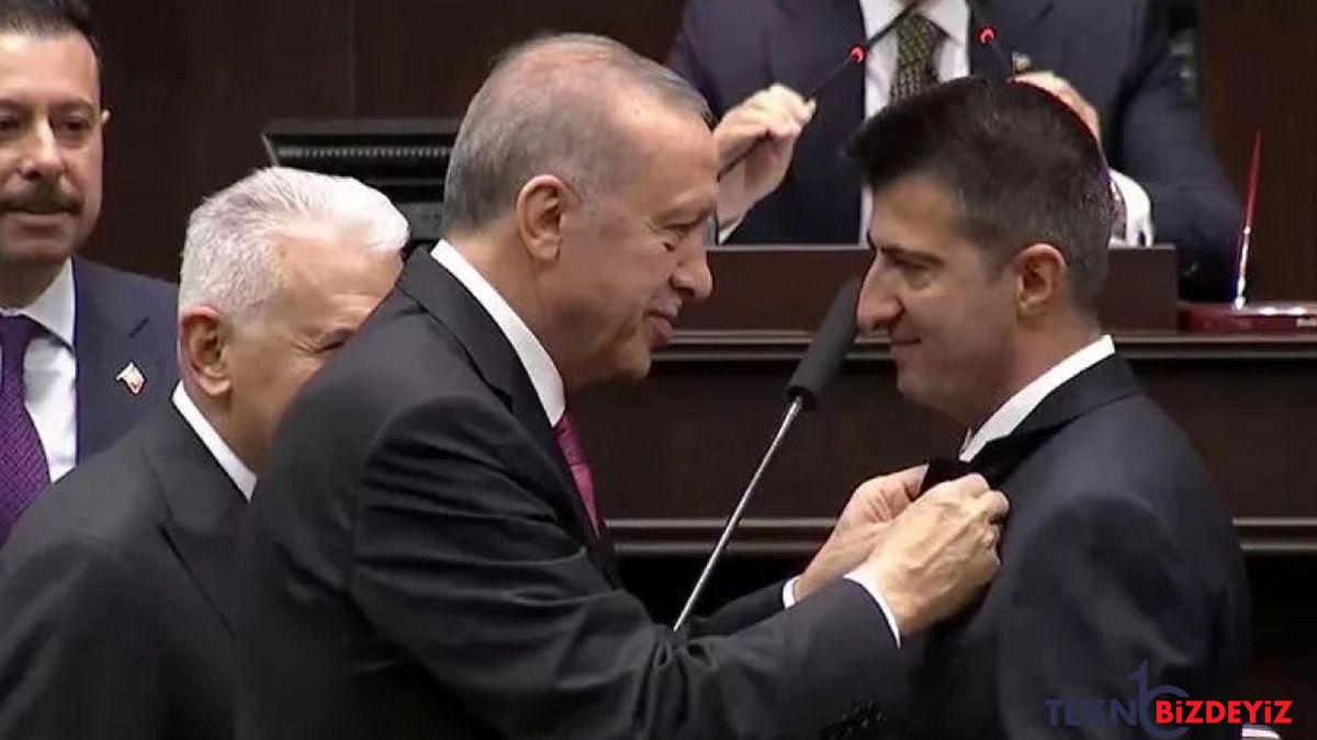 mehmet ali celebi ak partiye katildi parti rozetini erdogan takti LbqYsqmm