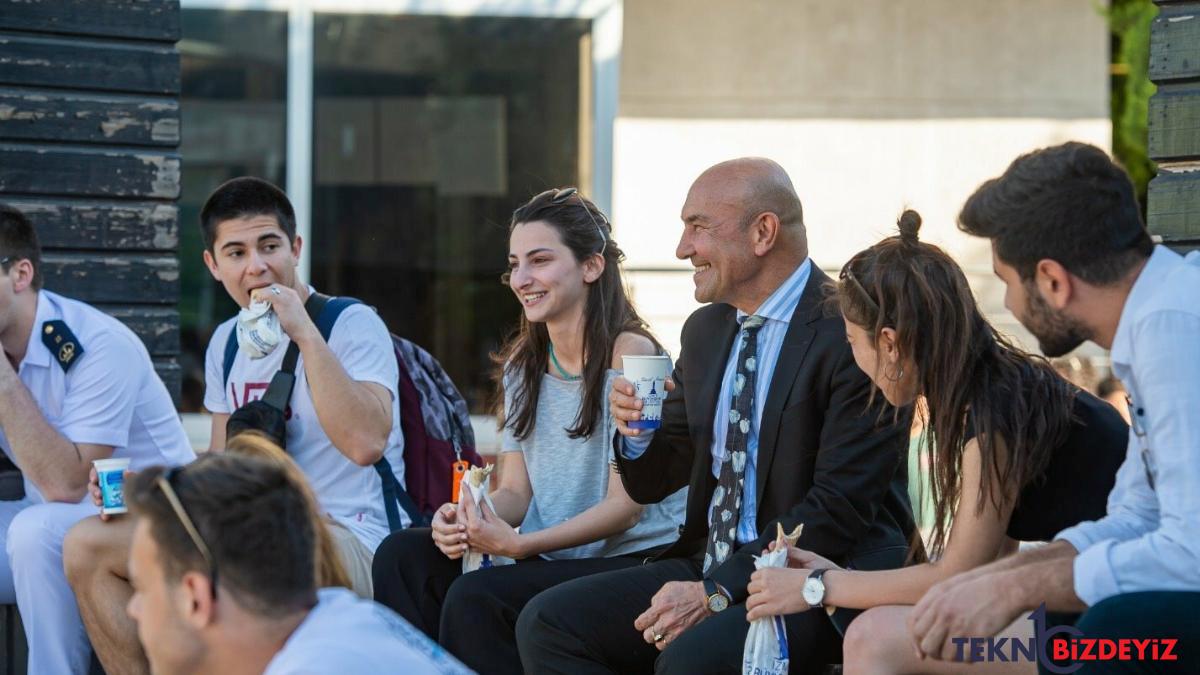 tunc soyer mustuyu verdi izmirde universite ogrencilerine fiyatsiz yemek 1n3K5ZWt