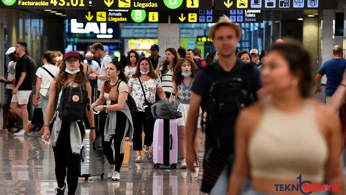 istanbul seferi yapan ucak ispanyaya acil inis yapti 28 yolcu kacti