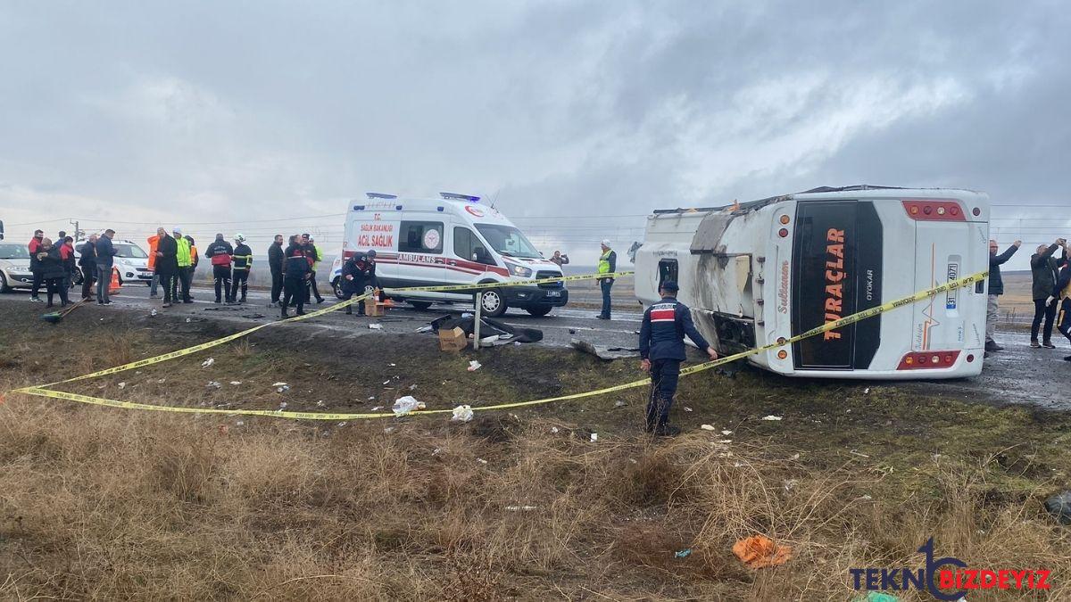 2 tip minibusu devrildi onlara yardima giden itfaiye araci da kaza yapti 1 meyyit 47 yarali bqOwVAW6