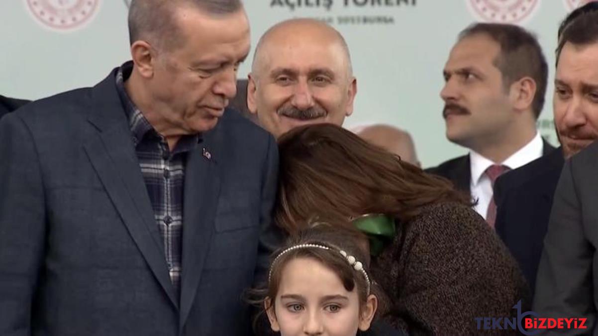 yanindaki kadin basini omzuna koyup agladi erdoganin saskinligi yuzune yansidi sDkMAeTA