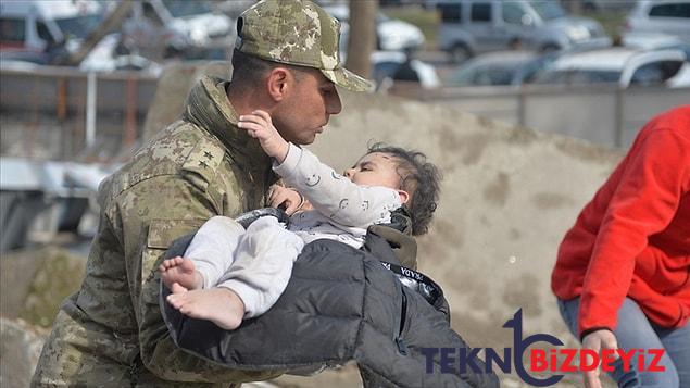 depremzede cocuklara kibritci kiz kitabini dagittigi icin reaksiyon ceken kullanicidan degisik aciklama 1