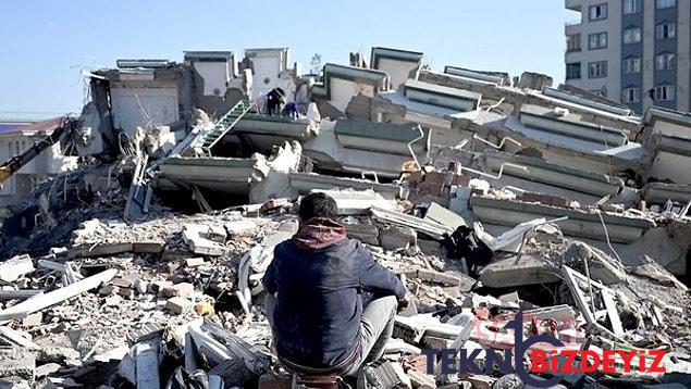 enkaz altindan yarali cikarilan bir cocuk ile canli yayin yapan kurtarma vazifelisi reaksiyon cekti 0 qGRbzAj2