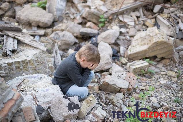 sarsintinin akabinde enkaza donen kentlerin duvarlarindaki yazilar bogazinizi dugumleyecek 0 lVQRcq1Z