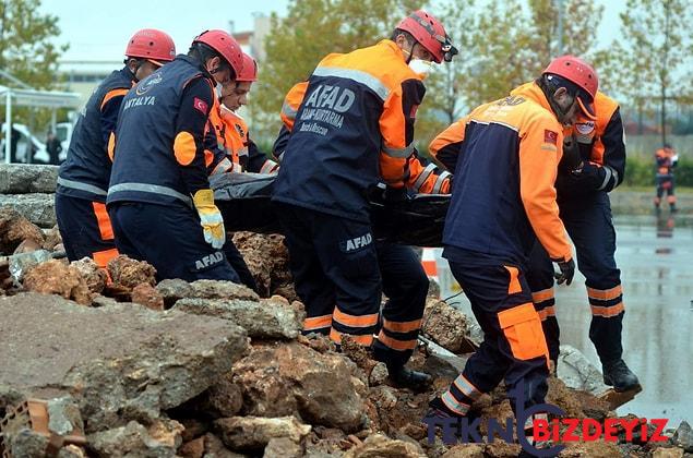 zelzele bolgesinde yer alan bir istekli afad ile oteki ulkelerin arama kurtarma takimlarini karsilastirdi 6 82Ofud6J