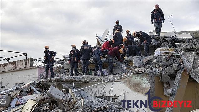 zelzele felaketinin 3 gununde acik olan borsa devre keserek duserken neden kapanmadigi merak ediliyor 0